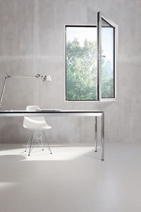 Aluminiumfenster verbaut in modernen Büro.