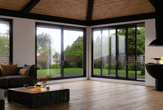 Balkontür aus Aluminium eingebaut in modernen Wohnzimmer.