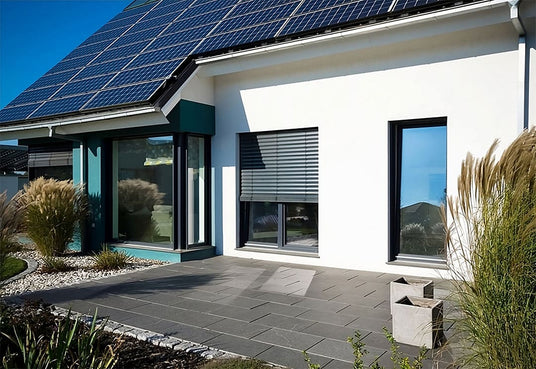 Hausfassade mit einer eingebauten Balkontür.