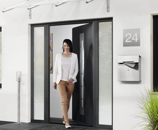 Aluminium-Haustür verbaut mit einer Person die sie durchquert.