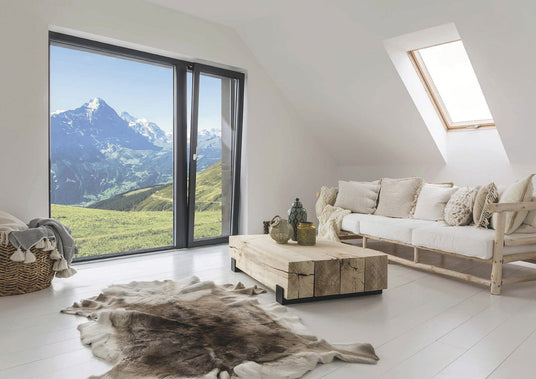 Ein modernes Wohnzimmer mit einem großem Aluminiumfenster.