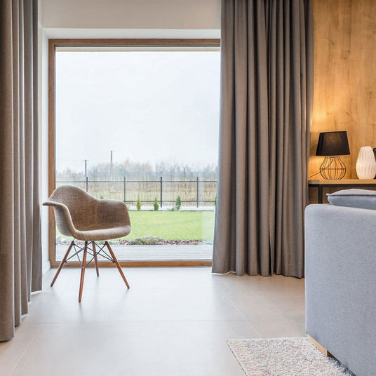 eingebautes Holzfenster im modernen Wohnzimmer.