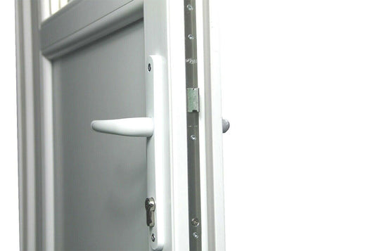 Schließer der Nebeneingangstüren aus Kunststoff.