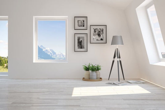 Moderner Raum mit einem verbauten Kunststofffenster.